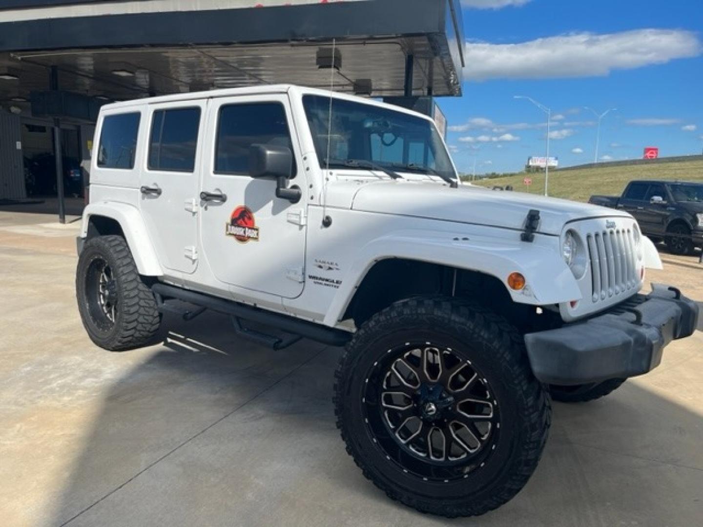 2017 WHITE JEEP WRANGLER UNLIMITED S Unlimited Sahara 4WD (1C4BJWEGXHL) with an 3.6L V6 DOHC 24V FFV engine, located at 8101 E. Skelly Dr., Tulsa, OK, 74129, (918) 592-3593, 36.121891, -95.888802 - Photo#5